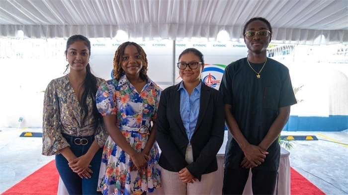 四名獲得中海油獎學(xué)金的學(xué)生合影。中海油圭亞那有限公司供圖