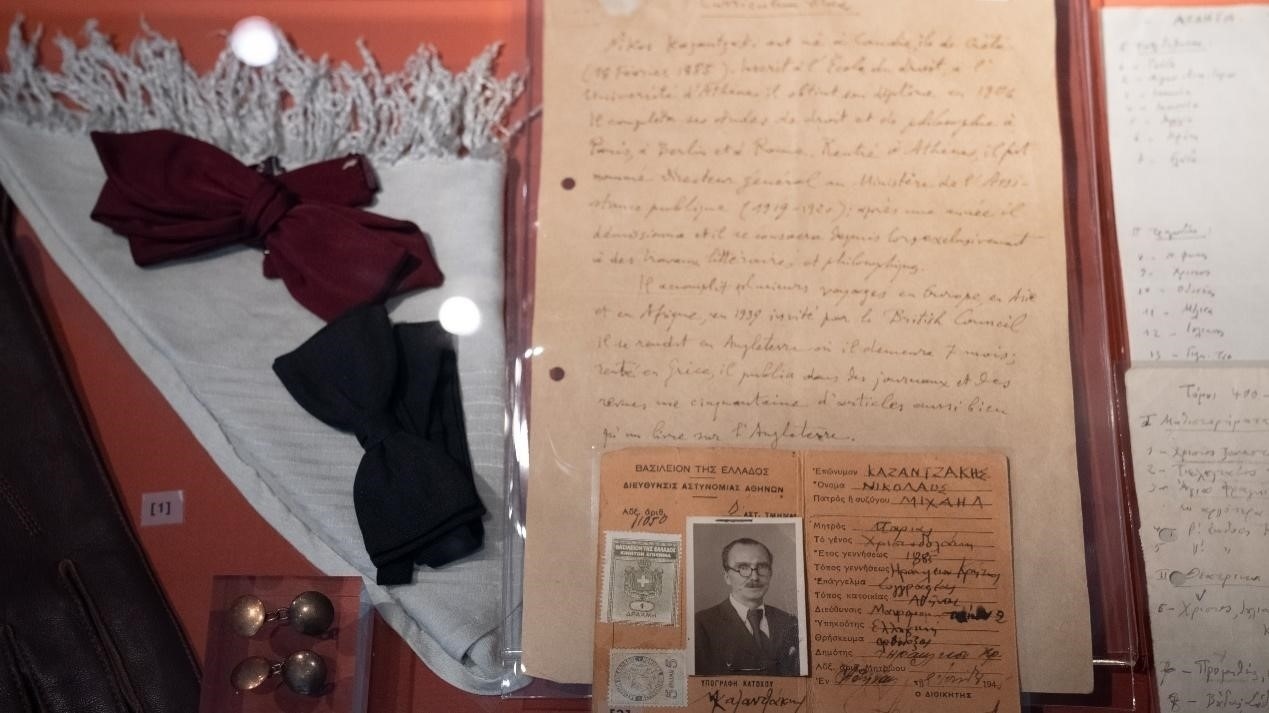 卡贊扎基斯的法語簡歷。人民網(wǎng)記者 葛泰佚攝