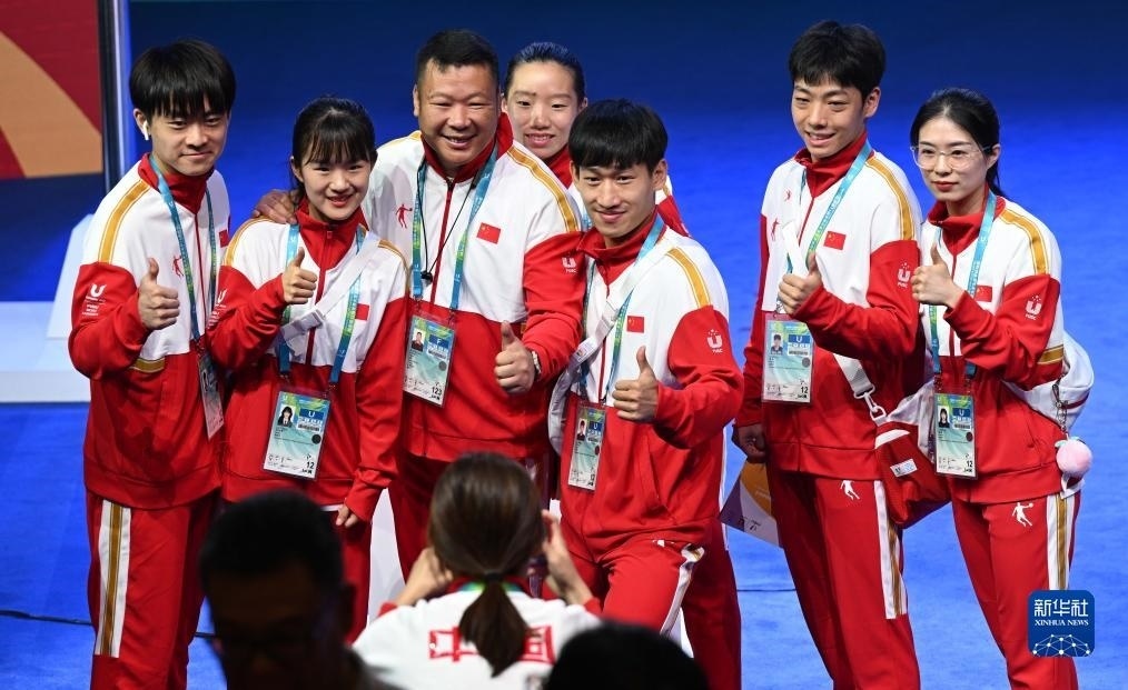 7月22日，中國代表團部分成員在歡迎儀式后合影。新華社記者 王曦 攝