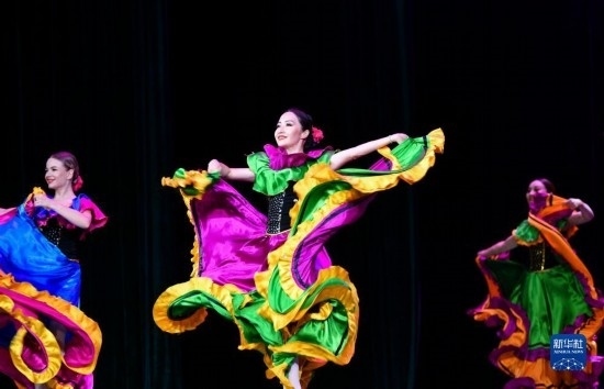 7月21日，哈薩克斯坦薩爾塔納國家舞蹈團的演員在演出。