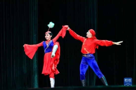 7月21日，哈薩克斯坦薩爾塔納國家舞蹈團的演員在演出。