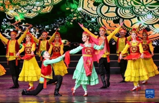 7月21日，哈薩克斯坦薩爾塔納國家舞蹈團的演員在演出。