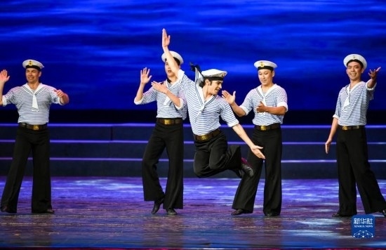 7月21日，哈薩克斯坦薩爾塔納國家舞蹈團的演員在演出。