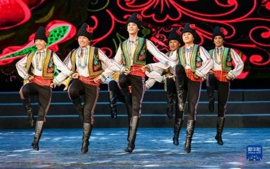 7月21日，哈薩克斯坦薩爾塔納國家舞蹈團的演員在演出。