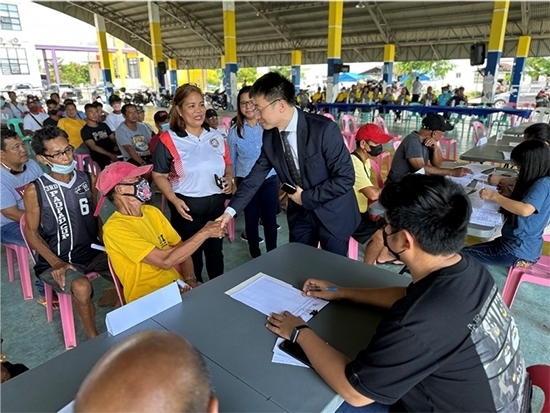 中方與菲方一道將中國援菲化肥分發(fā)至菲農(nóng)戶手中。中國駐菲律賓大使館供圖