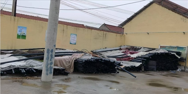 至今仍堆放在村委會(huì)院里的自來水管道。 人民網(wǎng)記者 金慧慧攝