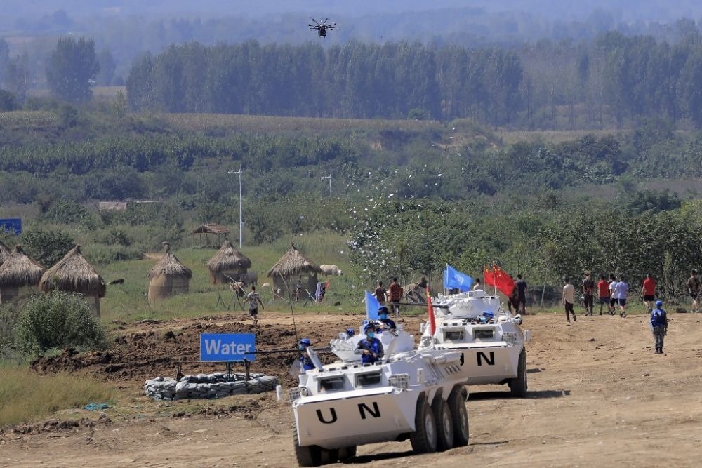 ↑2021年9月15日，在“共同命運-2021”國際維和實兵演習綜合演練中，維和分隊采用無人機拋撒傳單宣傳和平理念。新華社記者 劉芳 攝