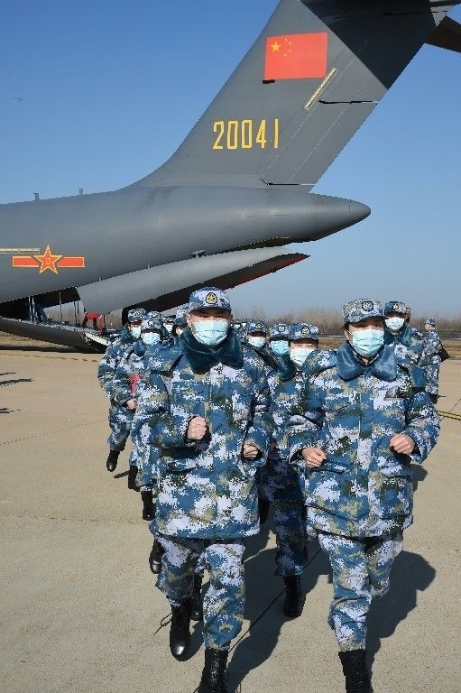 ↑2020年2月17日，一批軍隊支援湖北醫(yī)療隊員抵達武漢天河機場。新華社記者 黎云 攝