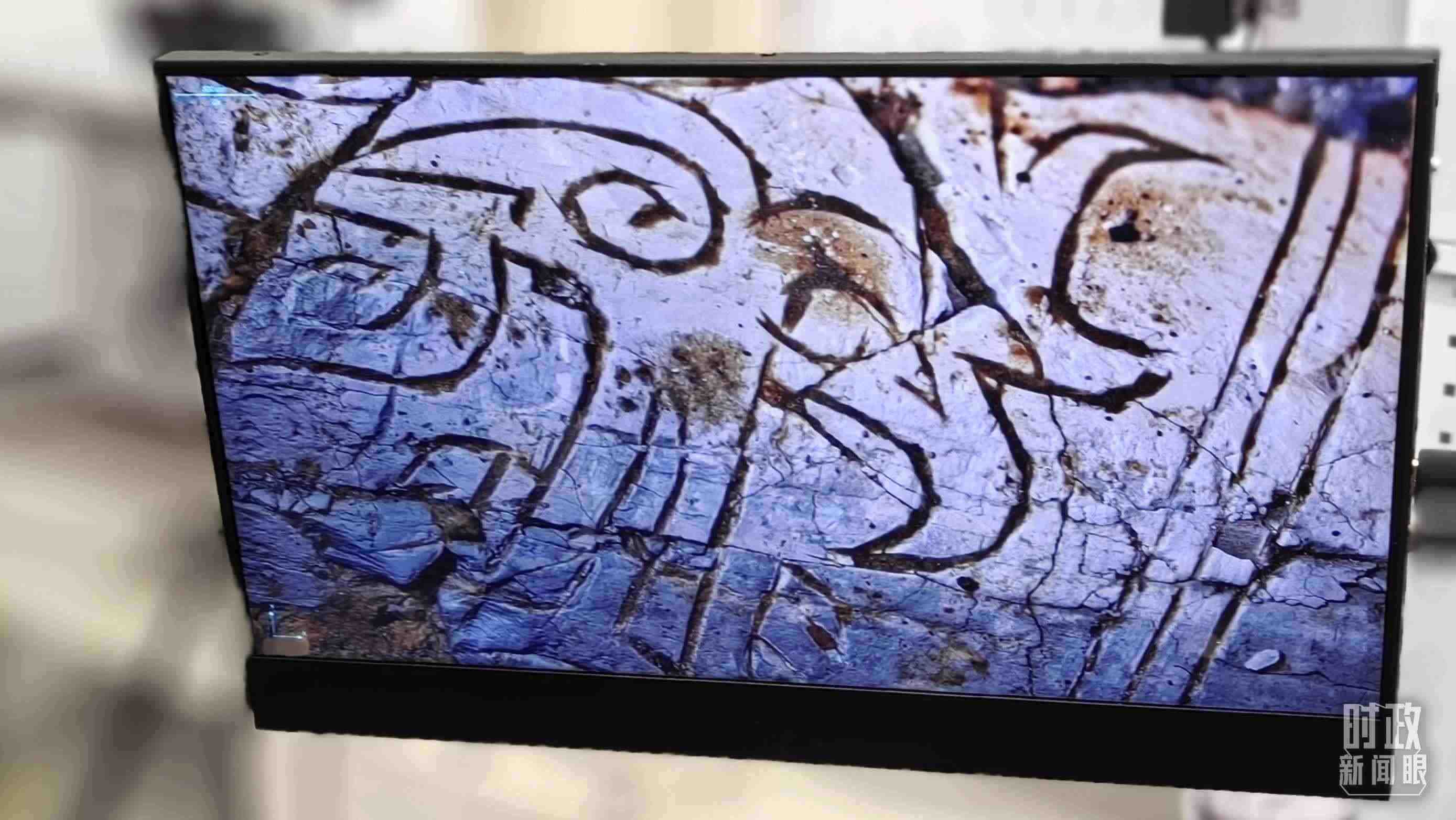 △顯微鏡下，三星堆文物的紋路清晰可見。（總臺央視記者王萌萌拍攝）