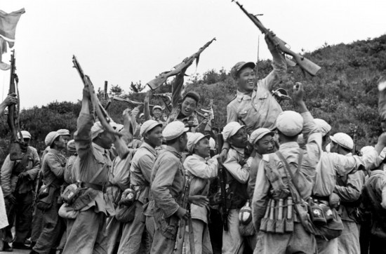  這是中國(guó)人民志愿軍和朝鮮人民軍一起歡慶戰(zhàn)斗勝利。新華社發(fā)（資料照片）