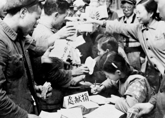 全國(guó)各地工商界踴躍捐獻(xiàn)款項(xiàng)，支援志愿軍。這是重慶市工商業(yè)者捐獻(xiàn)的情形。新華社發(fā)（資料照片）