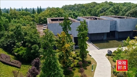 △2021年正式投入使用的三星堆文物保護修復(fù)館，堅持保護修復(fù)與考古研究同步進行，館內(nèi)分文保工作區(qū)和參觀區(qū)。