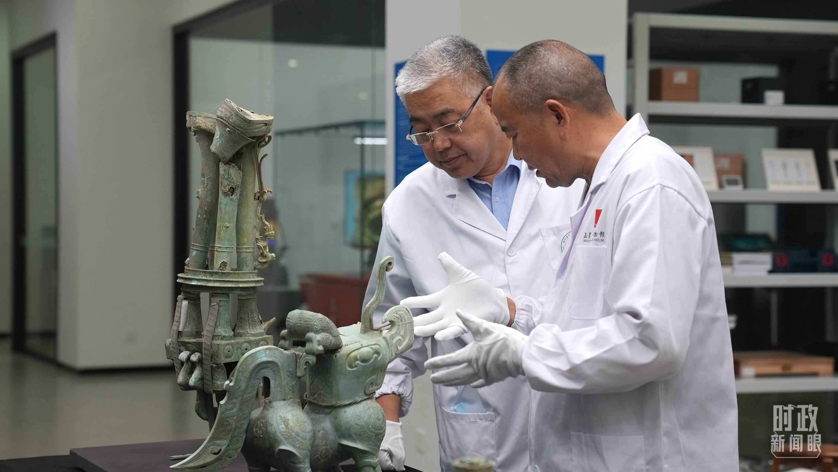 △三星堆文保專家正在就修復方案進行討論。（總臺央視記者劉琦拍攝）