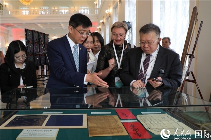 中俄圖書(shū)館論壇嘉賓共同參觀由俄羅斯國(guó)立列寧圖書(shū)館舉辦的館藏中國(guó)古籍善本圖書(shū)展。人民網(wǎng)記者 隋鑫攝）