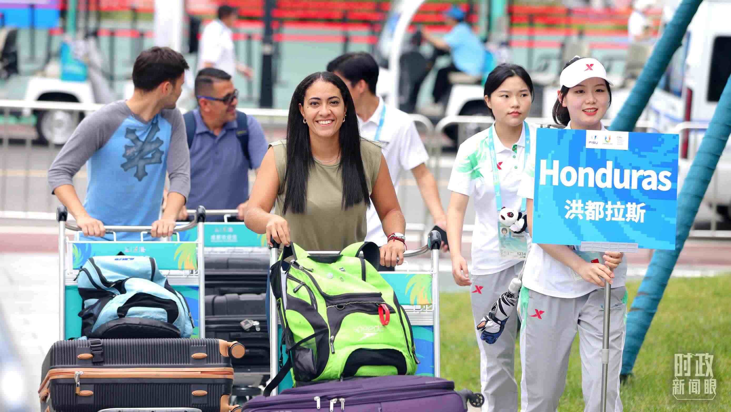 各國代表團成員相繼抵達成都大運村。（總臺央視記者魏幫軍拍攝）