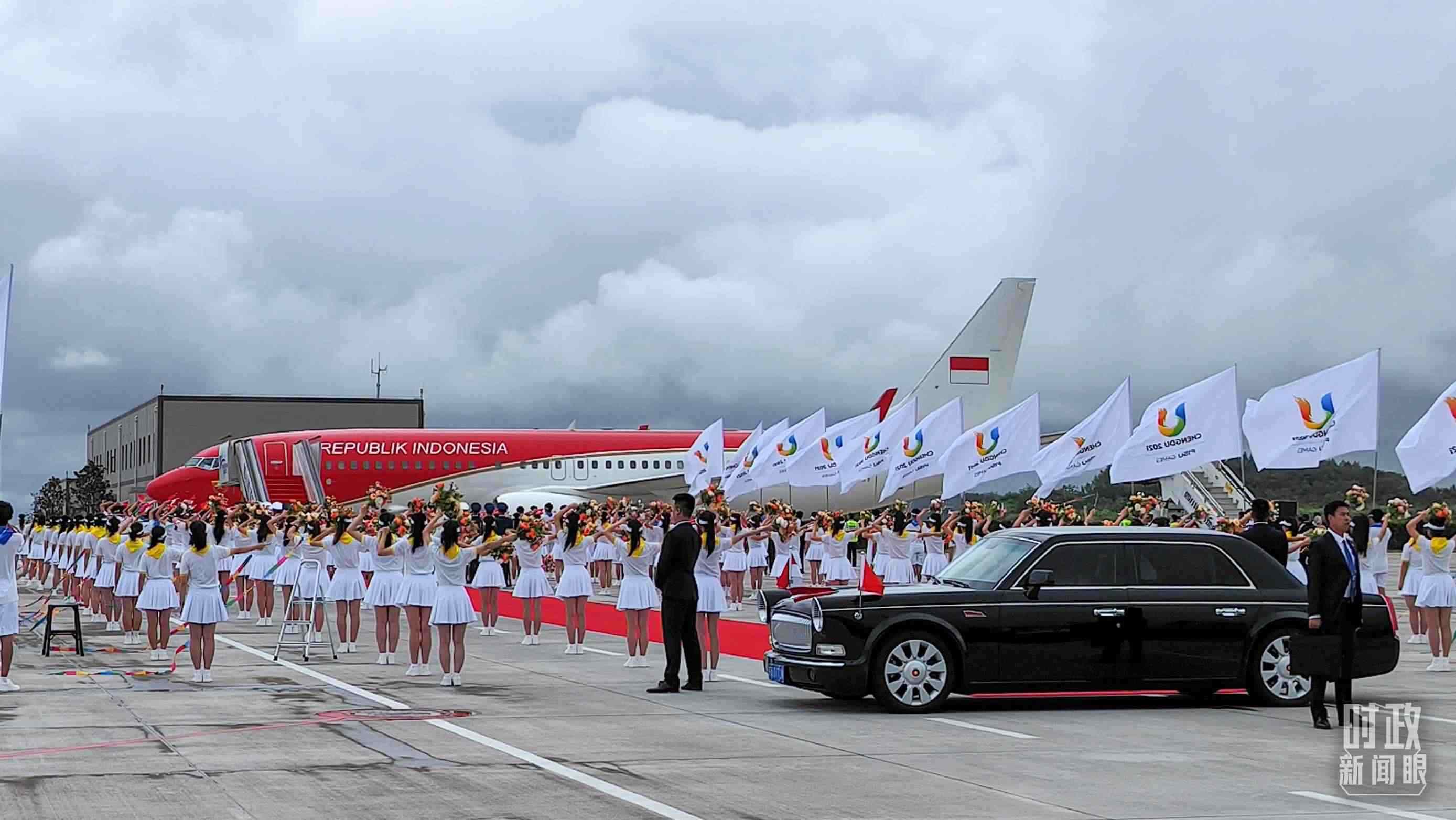 7月27日下午，印尼總統(tǒng)佐科抵達成都。（總臺央視記者王子杭拍攝）