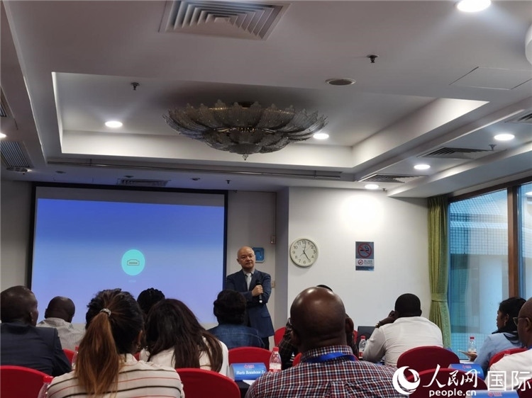 王鯤與研修班學(xué)員互動(dòng)交流。 人民網(wǎng) 孫鴻宇攝