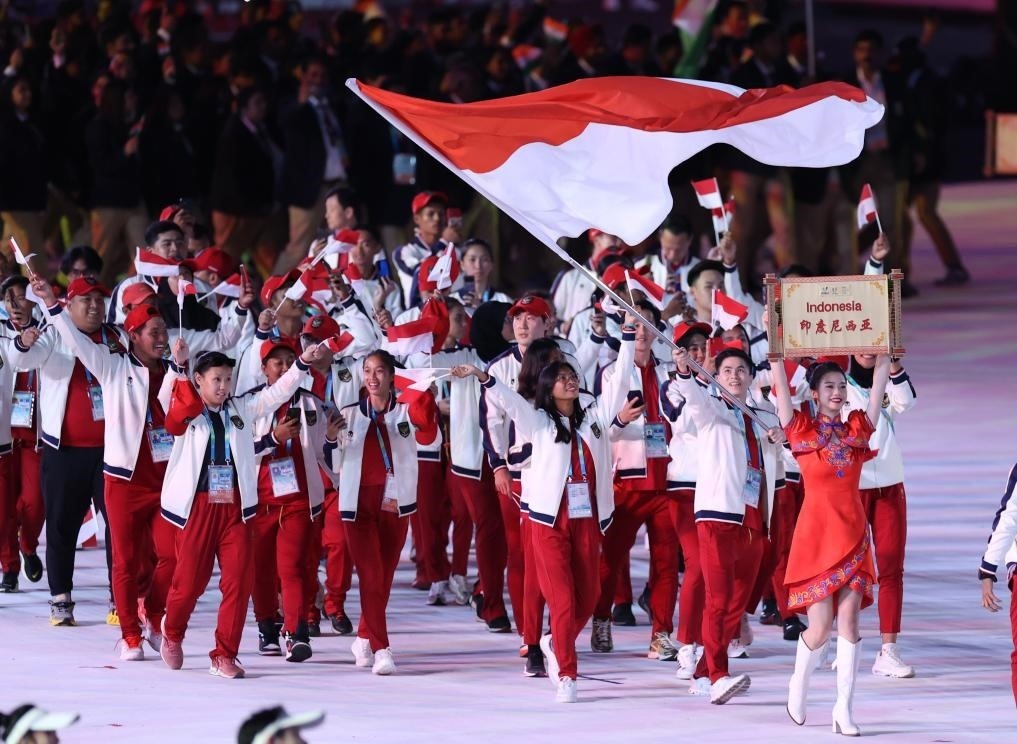 7月28日，印度尼西亞大學(xué)生體育代表團(tuán)在開幕式上入場(chǎng)。新華社記者張麗蕓攝