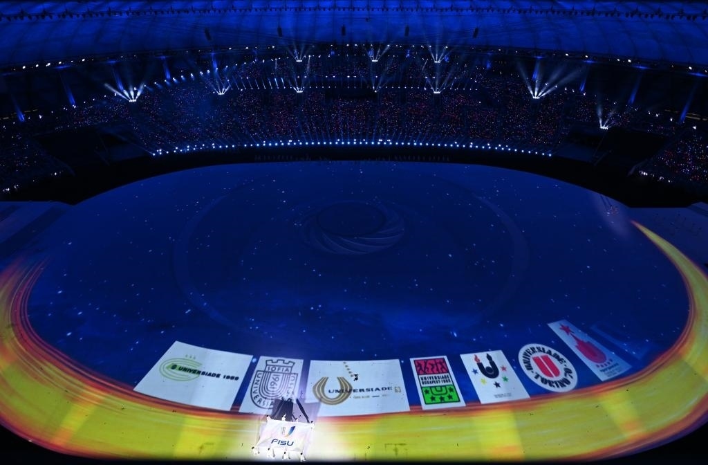 7月28日，國(guó)際大學(xué)生體育聯(lián)合會(huì)會(huì)旗在開幕式上入場(chǎng)。新華社記者劉磊攝