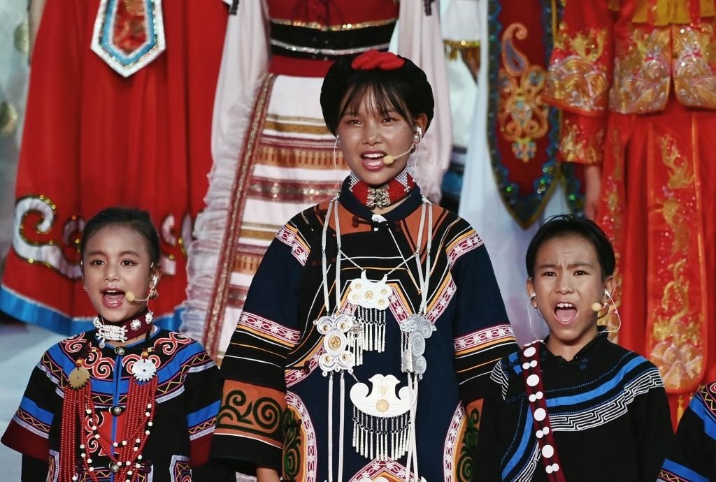 7月28日，吉好有果（中）在開幕式上表演。新華社記者陳澤國(guó)攝