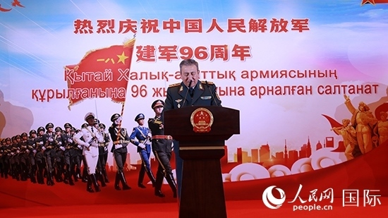 哈國防部副部長卡馬列特季諾夫中將發(fā)表致辭。人民網(wǎng)記者 李強攝