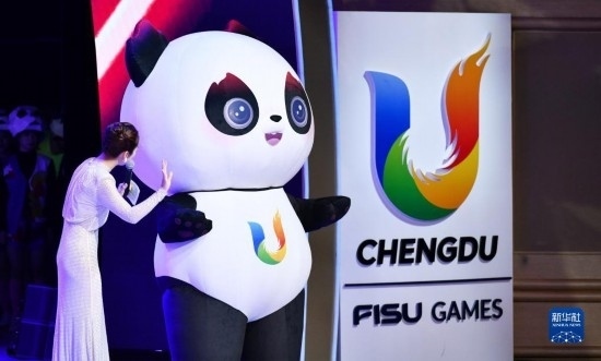7月29日，成都大運會吉祥物“蓉寶”在聯(lián)歡會現(xiàn)場。新華社記者 張端 攝