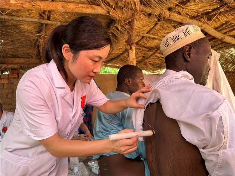 圖為吉安市中心人民醫(yī)院中醫(yī)科副主任醫(yī)師王李妮為患者進行針灸治療。中國駐乍得醫(yī)療隊提供