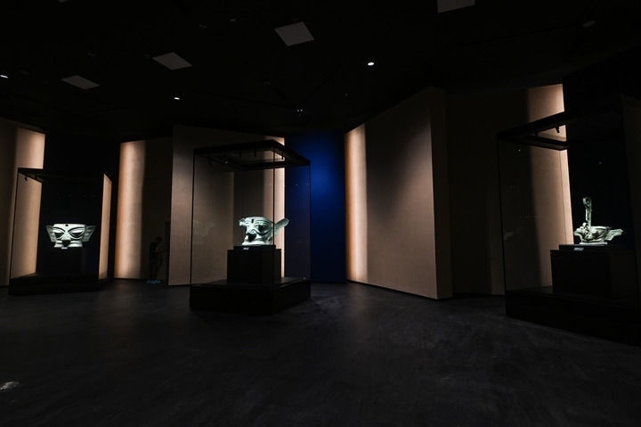 7月26日在三星堆博物館新館拍攝的展品。新華社記者 王曦 攝
