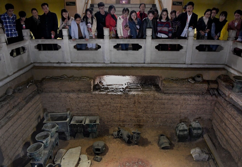 游客在河南安陽(yáng)殷墟宮殿宗廟遺址內(nèi)的婦好墓參觀（2018年10月12日攝）。新華社記者 李安 攝