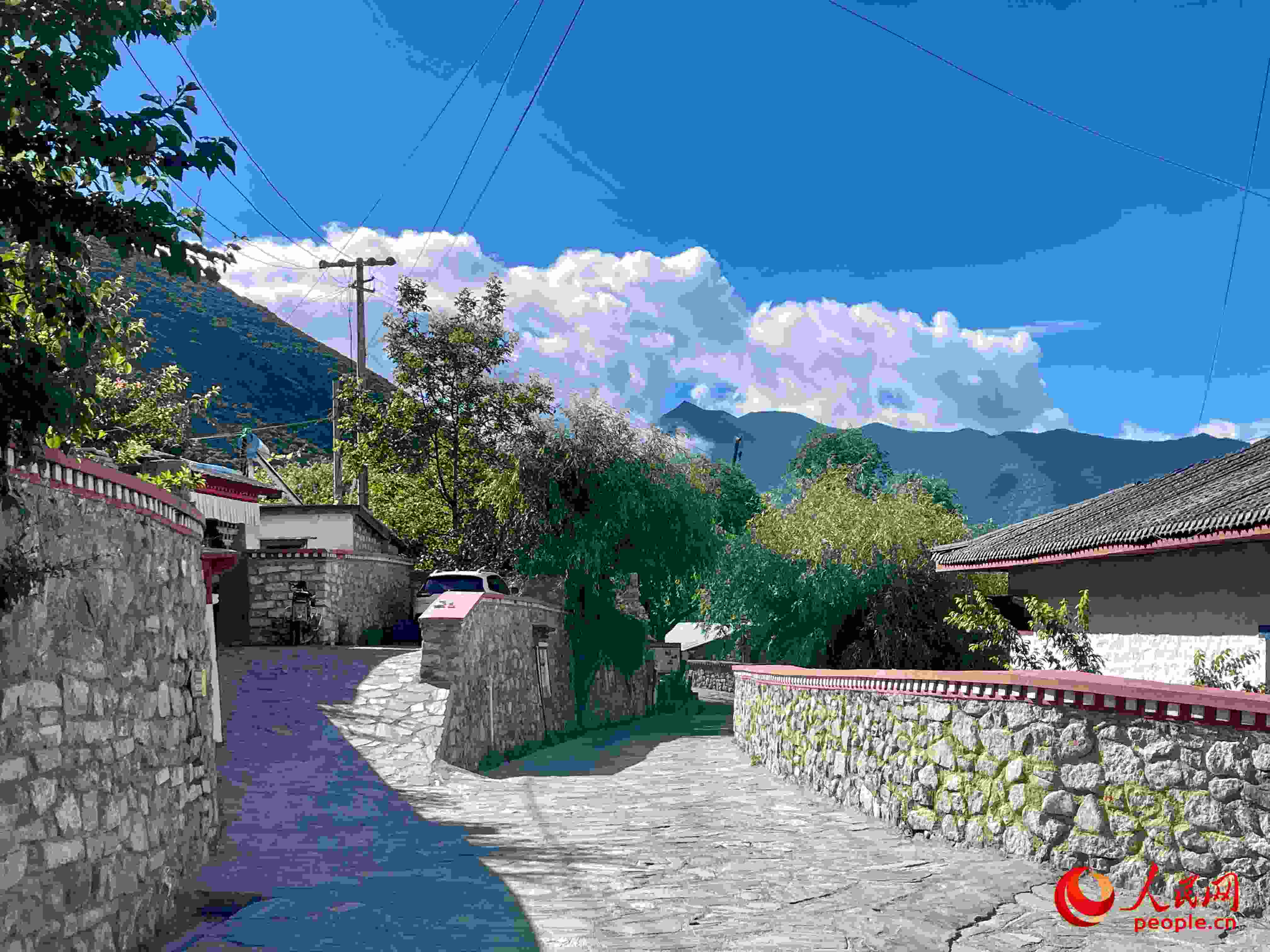 嘎拉村的村貌。人民網(wǎng) 周靜圓攝