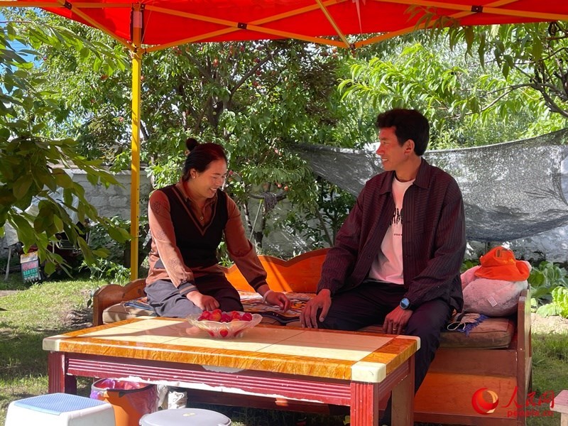 嘎拉村村民達(dá)瓦堅(jiān)參和他的妻子。人民網(wǎng) 周靜圓攝