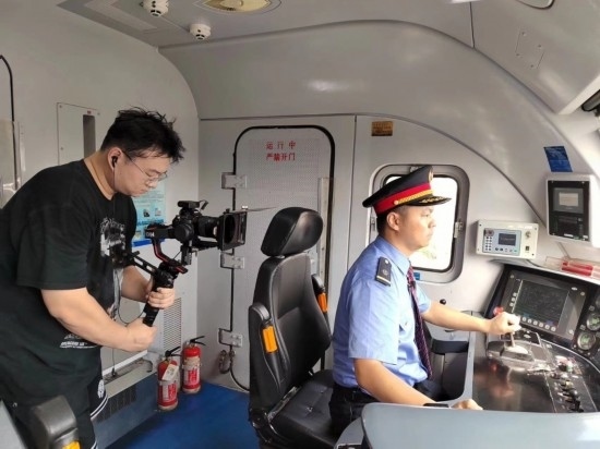 記者采訪中歐班列（成都）首發(fā)司機(jī)仲俊斕。成都機(jī)務(wù)段供圖