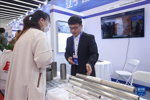 4月8日，參展商在2023中國中小企業(yè)發(fā)展大會“專精特新”中小企業(yè)展覽會上向觀眾介紹產(chǎn)品。新華社記者 龍雷 攝