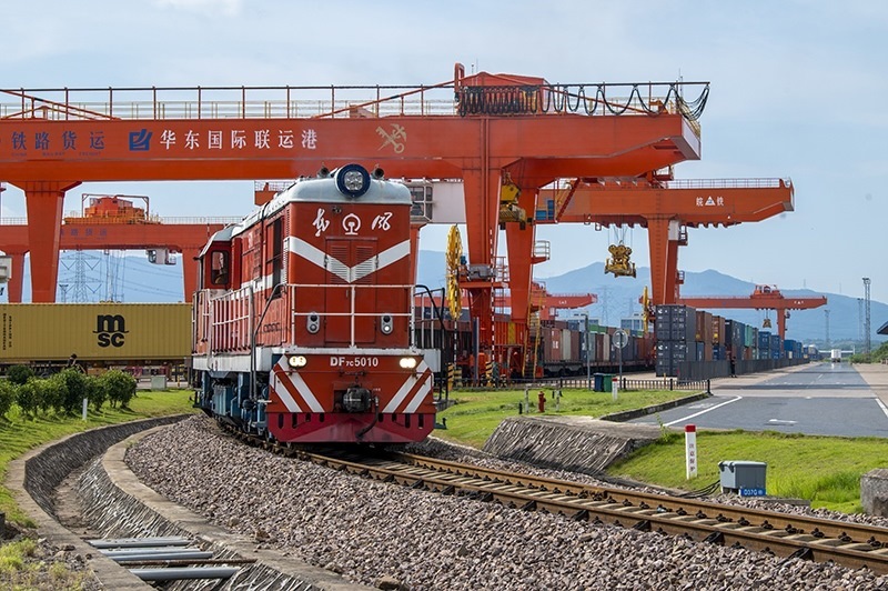 △2023年7月25日，在浙江省金華市華東國際聯(lián)運港，一輛“義新歐”中歐班列裝載著110個標箱日用百貨、家用電器、家裝材料等貨物，啟程駛向哈薩克斯坦。