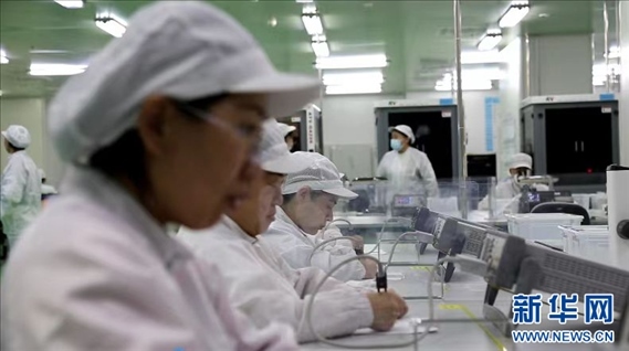 工人在大連達利凱普科技股份公司生產(chǎn)車間工作。新華網(wǎng)發(fā)