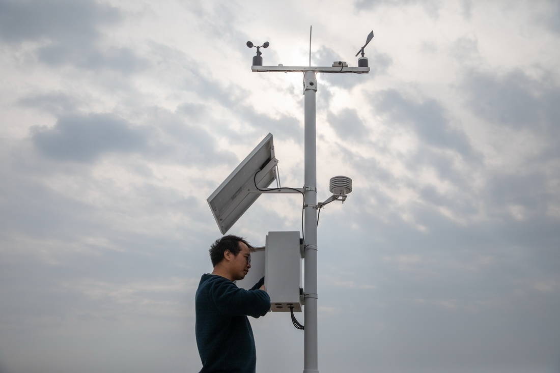 在北大荒集團(tuán)閆家崗農(nóng)場有限公司農(nóng)業(yè)現(xiàn)代化示范區(qū)，工作人員在調(diào)試氣象設(shè)備（4月27日攝）。新華社記者 張濤 攝