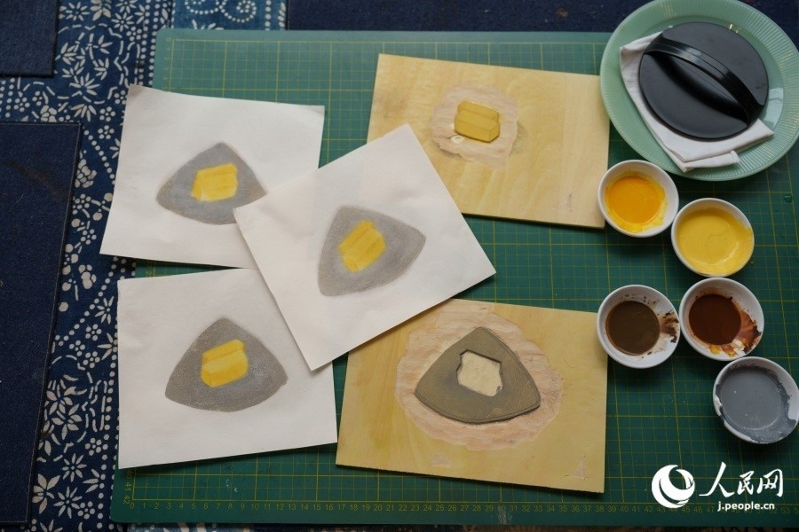 圖為丁未堂創(chuàng)作的木版畫及木版。人民網(wǎng)記者 張若涵攝