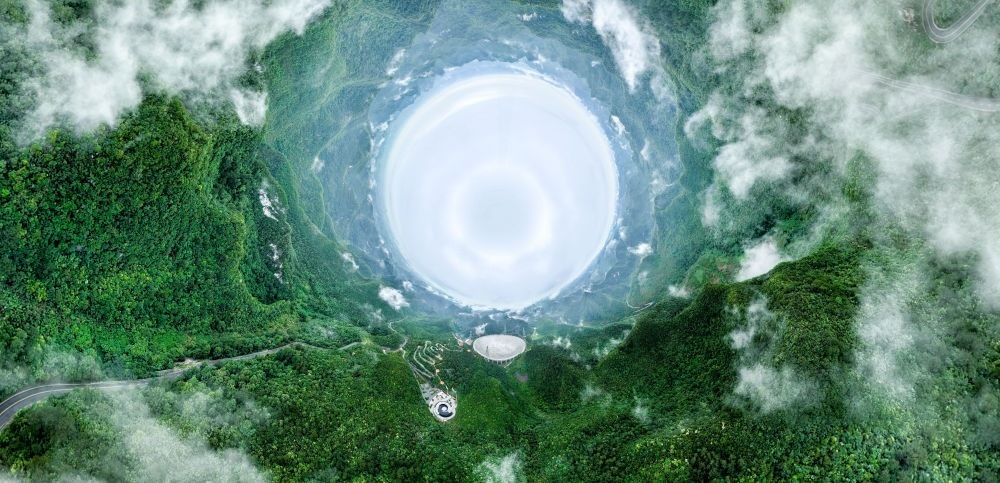 6月22日拍攝的“中國天眼”全景（維護保養(yǎng)期間拍攝，無人機全景拼接照片）。新華社記者 歐東衢 攝