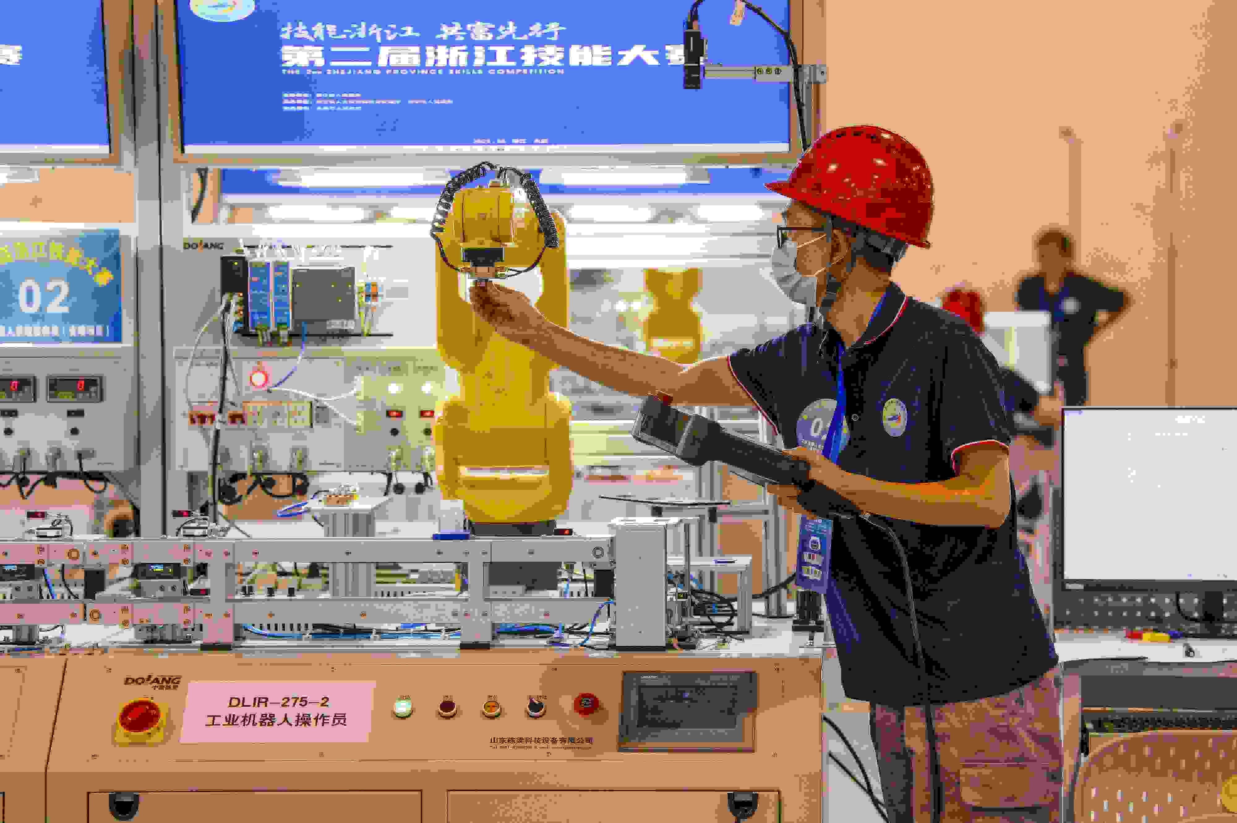 2023年6月19日，第二屆浙江技能大賽在永康市國際會展中心舉行。參賽選手在進行工業(yè)機器人系統(tǒng)操作員項目比賽。