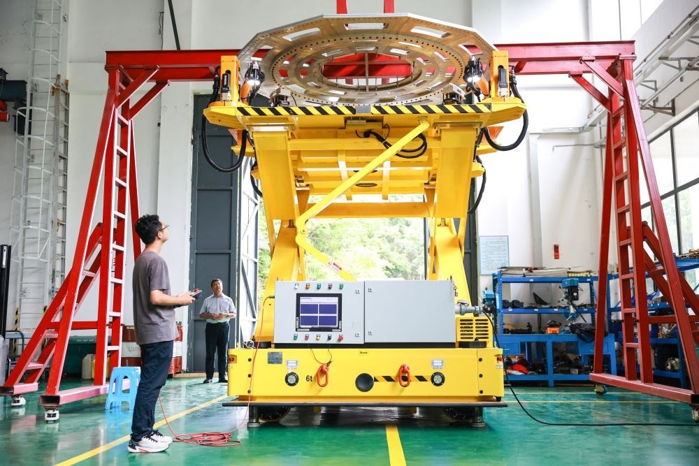 7月26日，工作人員在調(diào)試饋源接收機拆裝機器人。新華社記者 歐東衢 攝