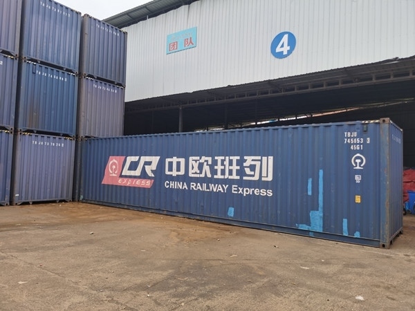 即將以“中老鐵路+中歐班列”模式過境運輸?shù)募b箱。朱益孝攝