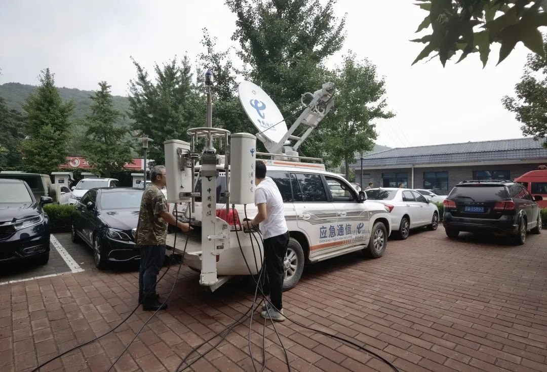工作人員正在進行通信搶修。 受訪者供圖
