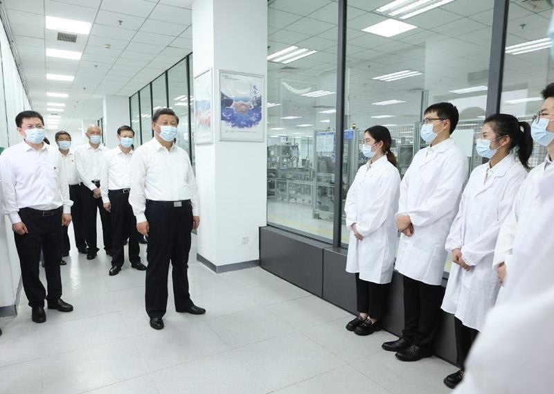 2023年7月6日，習(xí)近平總書記在江蘇南京市考察南瑞集團有限公司，同年輕研發(fā)人員親切交流。