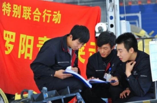 在工作中的“羅陽(yáng)青年突擊隊(duì)”隊(duì)員。航空工業(yè)沈飛供圖