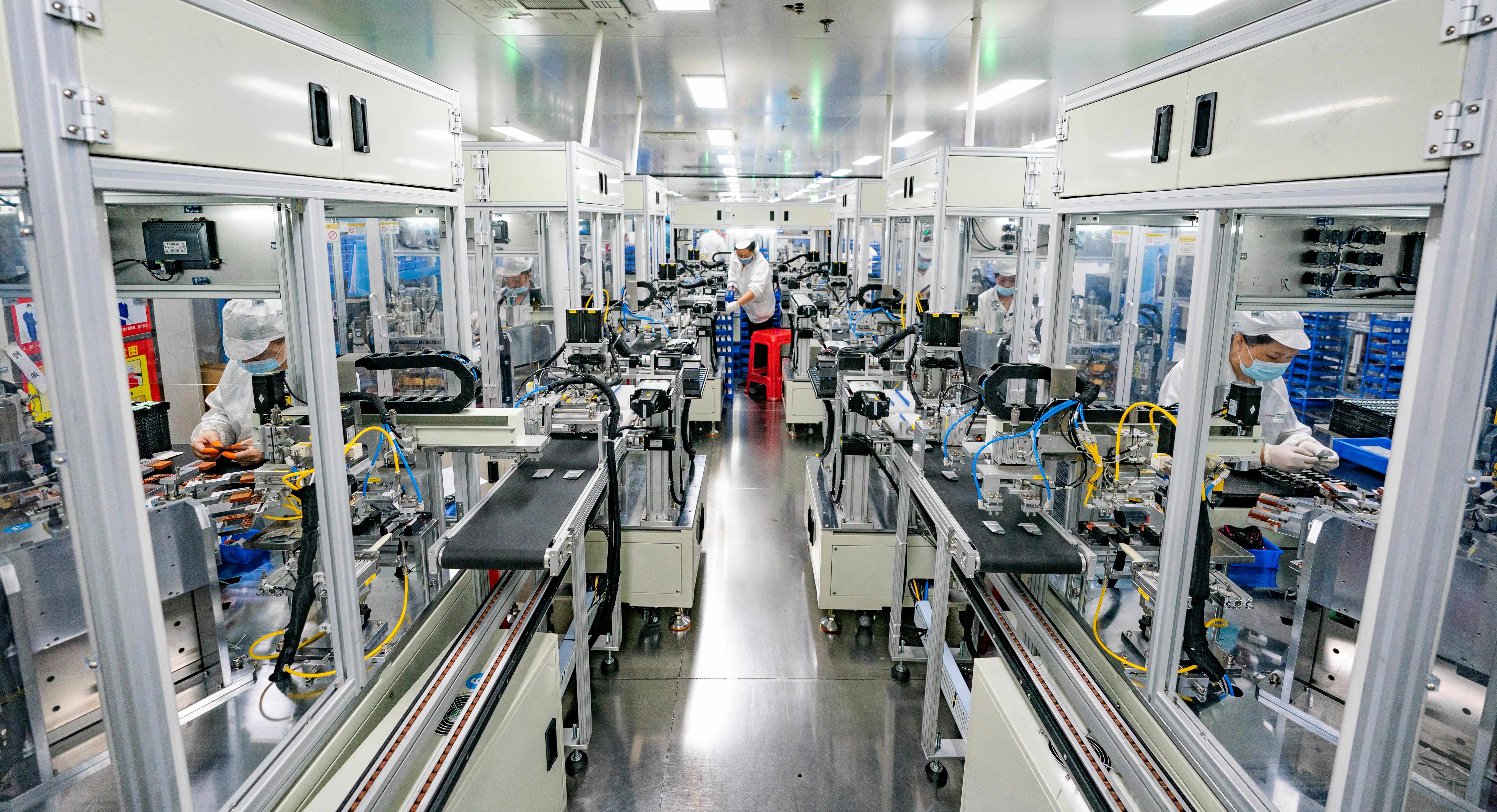 2023年5月17日，江西新余一家電子公司生產(chǎn)車間內(nèi)，技術(shù)工人在鋰電池生產(chǎn)線忙于趕制訂單產(chǎn)品。