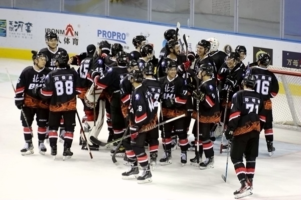 北京隊?wèi)c祝奪冠。人民網(wǎng)記者 胡雪蓉攝