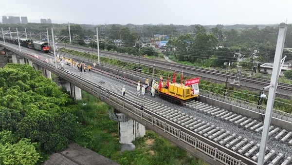 防東鐵路鋪軌現(xiàn)場(chǎng)航拍。