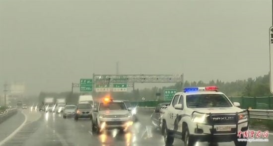 8月2日，京港澳高速，高速交警涿州大隊(duì)警車帶道引導(dǎo)救援物資車隊(duì)進(jìn)入涿州災(zāi)區(qū)。