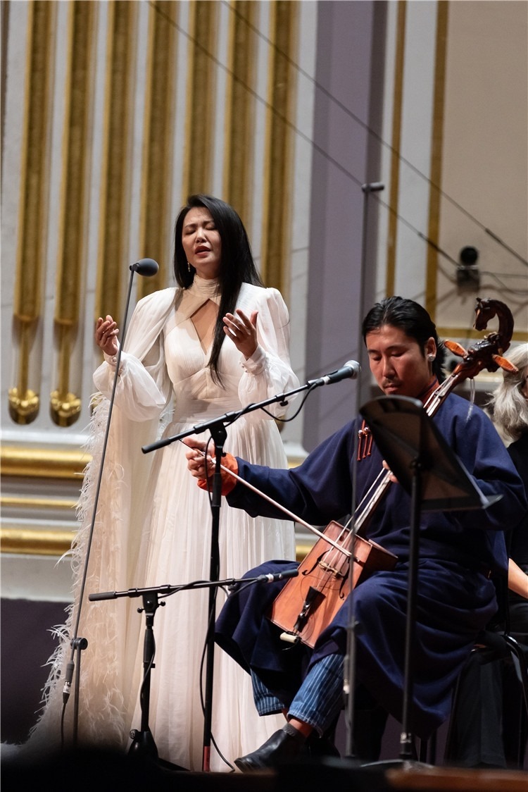 圖片說明： 8月5日，2023愛丁堡國際藝術(shù)節(jié)開幕式音樂會《慈悲頌》的演出現(xiàn)場。藝術(shù)節(jié)組委會供圖