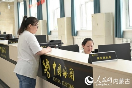 代理報關(guān)企業(yè)正在滿洲里車站海關(guān)綜合服務(wù)大廳辦理業(yè)務(wù)。人民網(wǎng) 寇雅楠攝